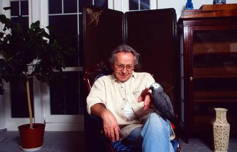  Sänger und Komponist Jürgen Walter und dessen Papagei im Wohnzimmer, Deut. Stock Photos