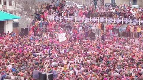 Sangla, India - 3rd March, 2026: Crowd of people playing Holi festival Video stock 330311223