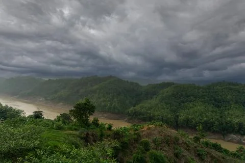 Sangu river flows below. Foto stock