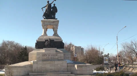 Sanitary Heroes Statue In Bucharest Pan-Shot Vídeos de archivo 35457451