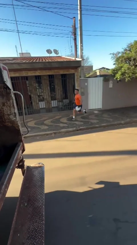 Sanitation Worker Dances On And Off Moving Garbage Truck, Araras, Sao Paulo, Bra Video stock 345612045