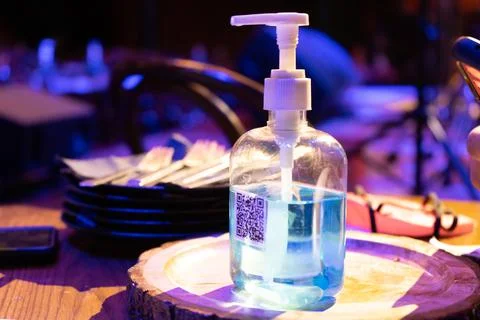 Sanitizer bottle with QR code for digital menu being scanned on mobile phone  Stock-Fotos