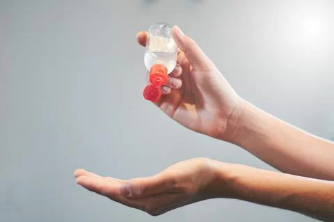 Sanitizing hands with alcohol Stockfoto's