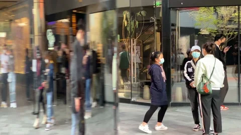 Sanlitun people reflection 스톡 동영상 131295144