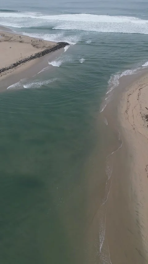 Santa Ana River Channel Between Huntington Beach and Newport Beach Vídeo Stock 318624026