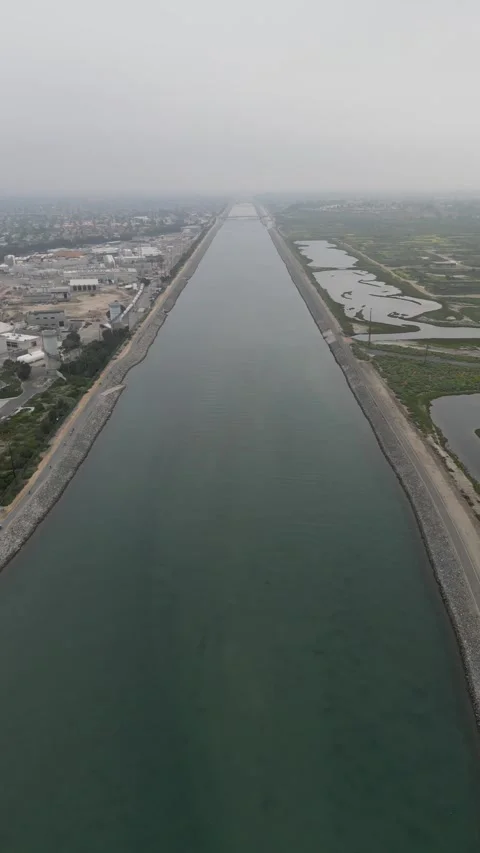 Santa Ana River Channel Between Huntington Beach and Newport Beach Vídeo Stock 318624028