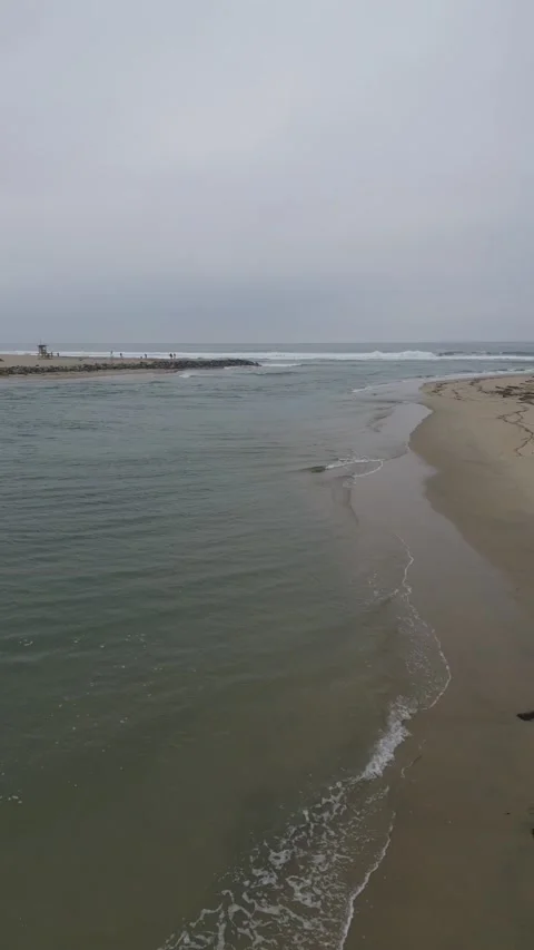 Santa Ana River Channel Between Huntington Beach and Newport Beach Vídeo Stock 318624038