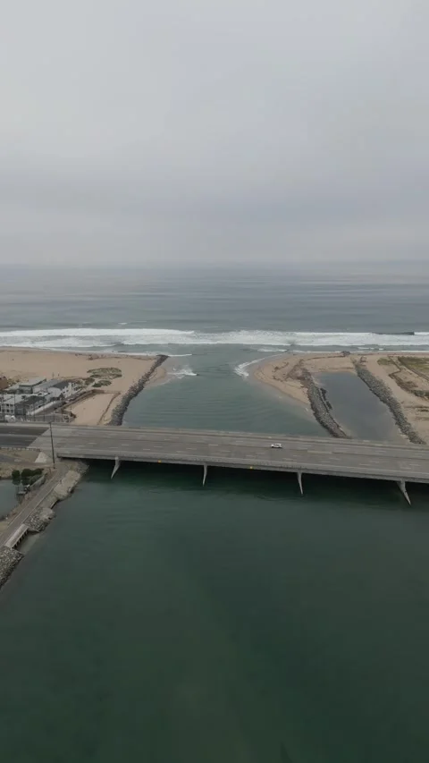 Santa Ana River Channel Between Huntington Beach and Newport Beach Vídeo Stock 318624045