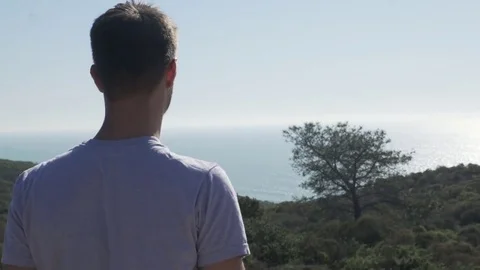 Santa Barbara Man walks up to view ocean 動画素材 83177616