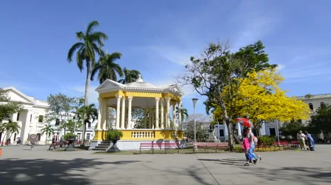 Santa Clara Cuba Main Square with locals and colorful trees Vídeos de archivo 65358403