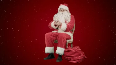 Santa claus calling by mobile cell phone on red background with snow Vídeo Stock 70687122