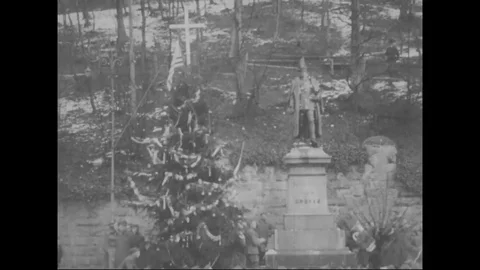 Santa Claus distributes packages to the crowd near Christmas Tree - 1918-1919 Vídeo Stock 98952801
