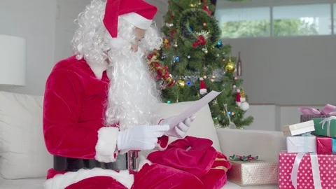 Santa Claus preparing to distribute present for children Vídeo Stock 119857981