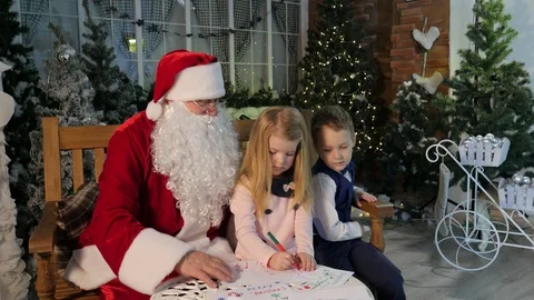 Santa Claus Sitting Together With Boy and Girl and Drawing Actor Loves Kids 動画素材 71644729