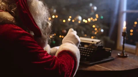 Santa Claus typing on an old typewriter Vídeos de archivo 221348157