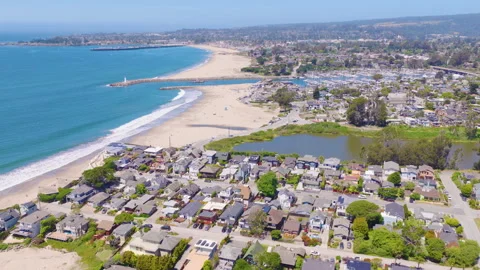 Santa Cruz Aerial Pullback View of Harbor Beach and Coastal Homes 02 Stockbeeldmateriaal 335259356