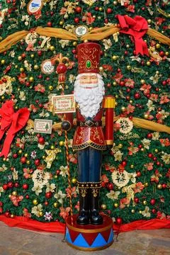 Santa Dressed as a Nutcracker with Greeting by the Christmas Tree Foto stock