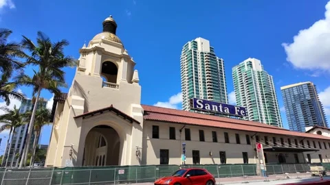 Santa Fe Depot train station and modern downtown skyline in San Diego Vídeos de archivo 336796204