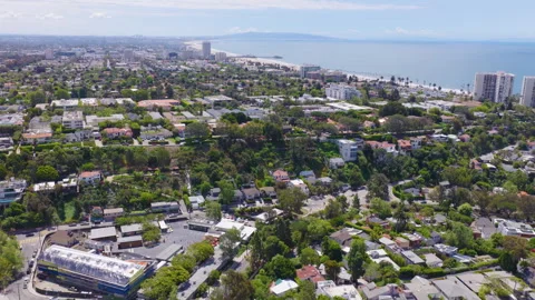 Santa Monica Aerial Pullback View of Coastal Neighborhood Beach and Ocean Vidéo 334494410