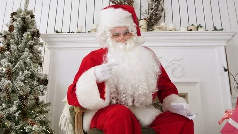 Santa pointing his finger at the camera and looking stern Vídeos de archivo 71013686