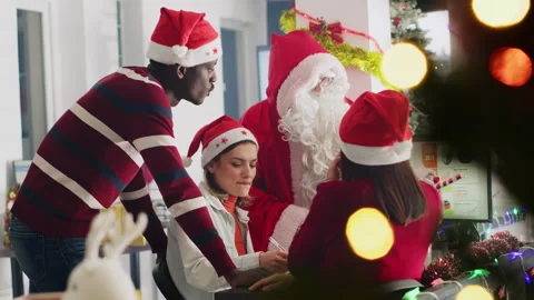 Santa supervisor giving tasks in office Video stock 251064755