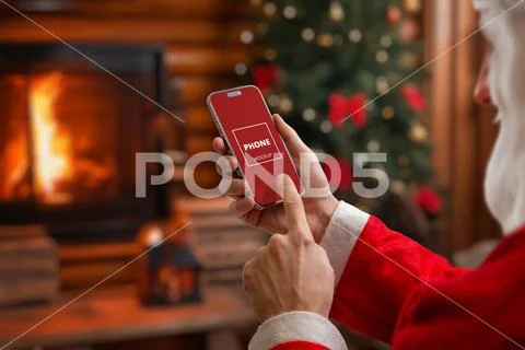 Santa using smartphone in cozy Christmas cabin, perfect for festive app pre.. PSD-sjabloon