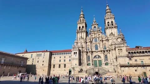 Santiago de compostela cathedral with pilgrims in obradoiro square Vidéo 340261405