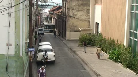 Santiago de Cuba, Streetview, oldtimer Stock Footage