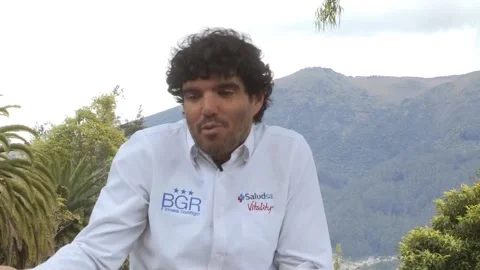Santiago Quintero does not give up after suffering a new setback in the Himalaya Vídeo Stock 247582979