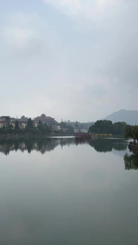 Sapa Lake Panoramic Landscape with Clear Water and Blue Sky. Vídeo Stock 342536237