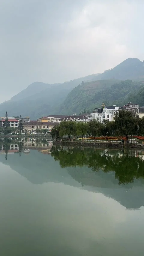 Sapa Lake Panoramic Landscape with Clear Water and Blue Sky. 스톡 동영상 342536256