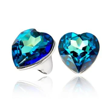 Sapphire Ring isolated on white. Stock-Fotos