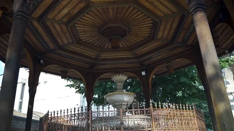 Sarajevo Begova Mosque front yard. Mosques are place where the muslims pray. Vídeos de archivo 123746566