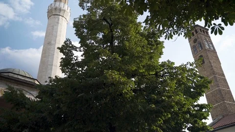 Sarajevo Clock Tower and Bosnian Mosque Vídeos de archivo 123746715