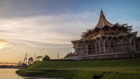 SARAWAK STATE LEGISLATIVE ASSEMBLY SUNSET PANNING DOWN LEFT TIMELAPSE 4K Stockbeeldmateriaal 79382060