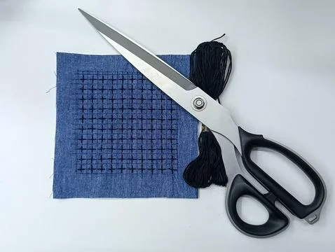 Sashiko embroidery fabric sample with thread and scissors Foto stock