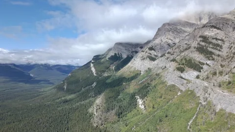 Saskatchewan River Flowing through Alberta Mountains Vídeo Stock 344772534