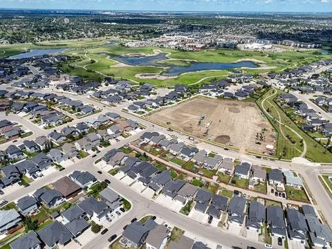Saskatoon neighborhood development with residential streets and open land Stock-Fotos