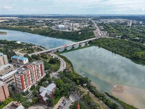 Saskatoon skyline over river, bridge, and mixed-use urban zones from above Fotos de archivo