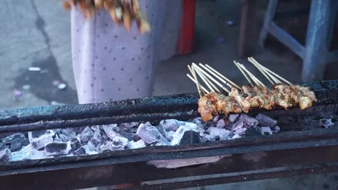 Satay on fire with smoke and an appetizing look. 库存影片 204048887