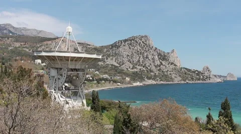 Satelite Antenna on the coast. Vídeo Stock 49638606