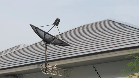 Satellite dish antenna mounted on rooftop of residential house Vidéo 335711107