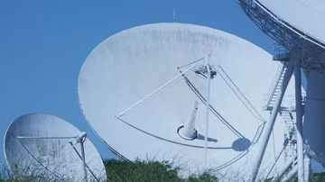 Satellite dishes - Global comunications 스톡 동영상 85865619