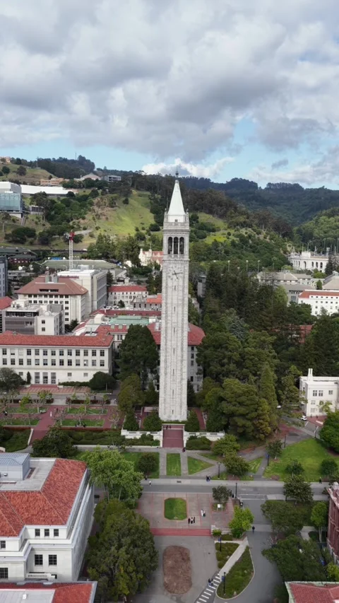 Sather Tower campanile rises above UC Berkeley campus in California, red-tiled Vidéo 340968785