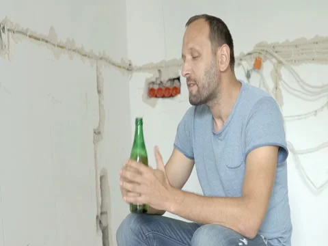 Satisfied man drinking beer in his new apartment, steadycam shot Stock-Footage 78627493