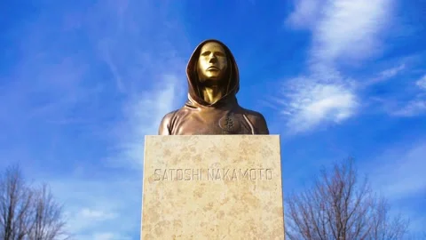Satoshi Nakamoto Statue time lapse with colour grading 1 Video stock 235669477