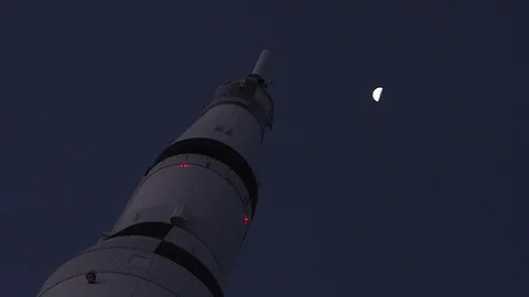 Saturn V - Moon - The U.S. Space &amp; Rocket Center, Alabama Vídeos de archivo 130061177