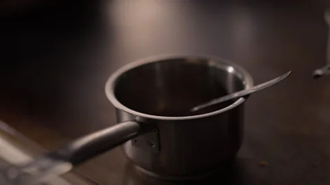 Sauce In Mug On Stove. Vídeos de archivo 275529905