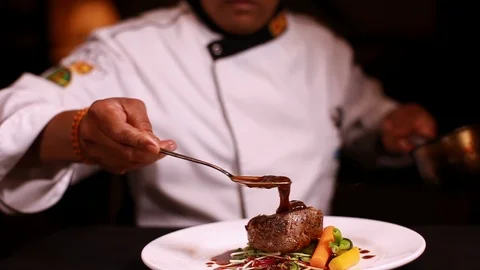 Saucing a Fillet Mignon Video stock 123312495