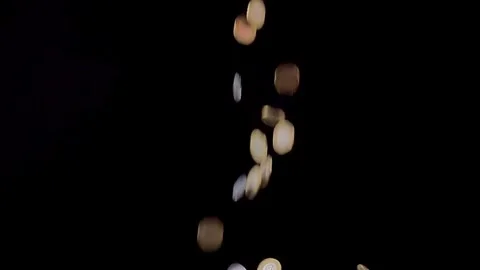 Saudi coins falling in slow motion against a black background, Video stock 334113698